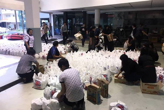 พนังงานบริษัทในเครือบ้านซูกรุ๊ป ร่วมกันบรรจุสิ่งของช่วยน้ำท่วม